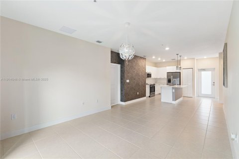 Condo in Doral, Florida, 2 bedrooms  № 1970027 - photo 10