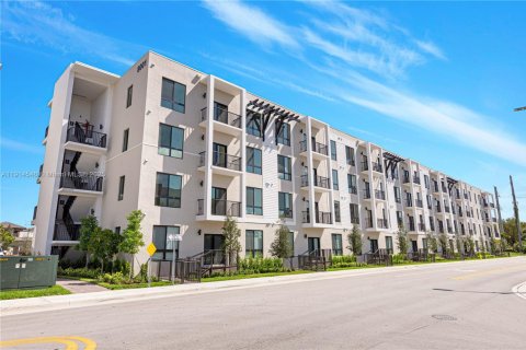 Condo in Doral, Florida, 2 bedrooms  № 1970027 - photo 4