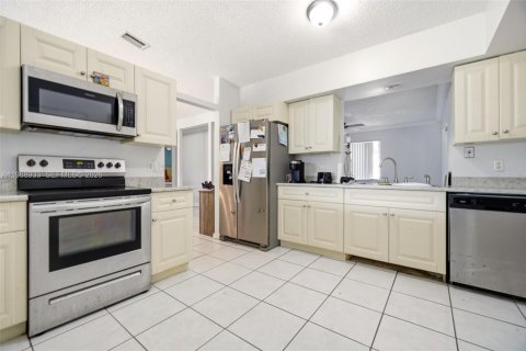 House in Margate, Florida 3 bedrooms, 145.11 sq.m. № 2052094 - photo 8