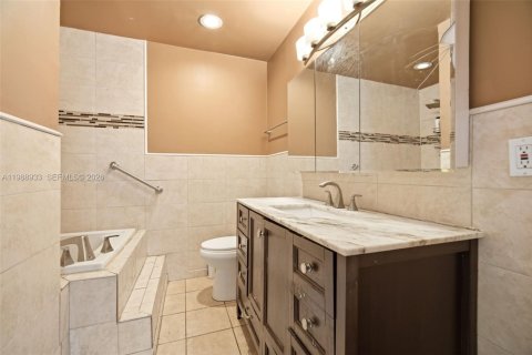 House in Margate, Florida 3 bedrooms, 145.11 sq.m. № 2052094 - photo 22