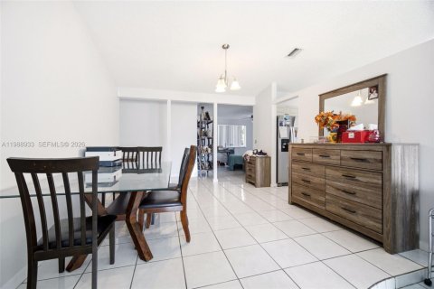 House in Margate, Florida 3 bedrooms, 145.11 sq.m. № 2052094 - photo 6