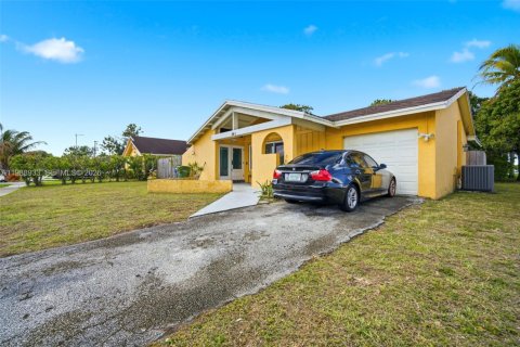 House in Margate, Florida 3 bedrooms, 145.11 sq.m. № 2052094 - photo 12