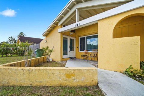 House in Margate, Florida 3 bedrooms, 145.11 sq.m. № 2052094 - photo 13