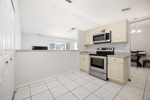 House in Margate, Florida 3 bedrooms, 145.11 sq.m. № 2052094 - photo 10