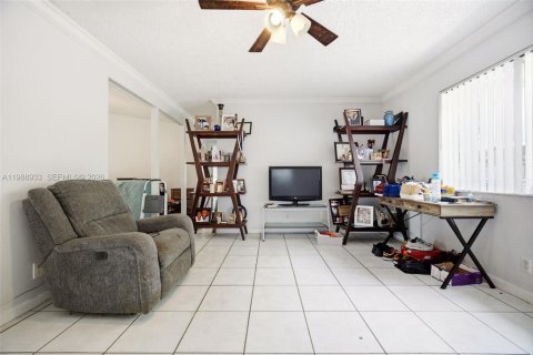 House in Margate, Florida 3 bedrooms, 145.11 sq.m. № 2052094 - photo 19