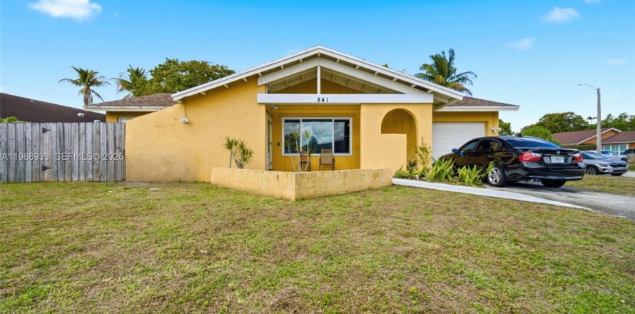 House in Margate, Florida 3 bedrooms, 145.11 sq.m. № 2052094