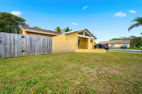 House in Margate, Florida 3 bedrooms, 145.11 sq.m. № 2052094 - photo 3