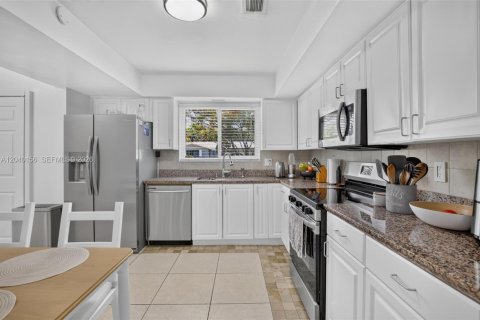 House in Hollywood, Florida 3 bedrooms, 146.69 sq.m. № 2087176 - photo 10