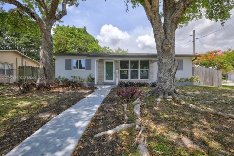 House in Hollywood, Florida 3 bedrooms, 146.69 sq.m. № 2087176