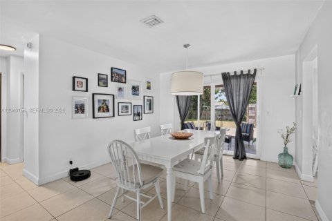 House in Hollywood, Florida 3 bedrooms, 146.69 sq.m. № 2087176 - photo 7