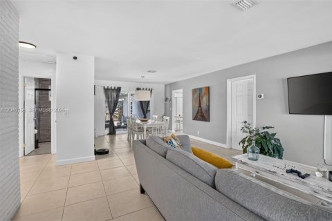 House in Hollywood, Florida 3 bedrooms, 146.69 sq.m. № 2087176 - photo 6