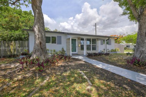 House in Hollywood, Florida 3 bedrooms, 146.69 sq.m. № 2087176 - photo 2