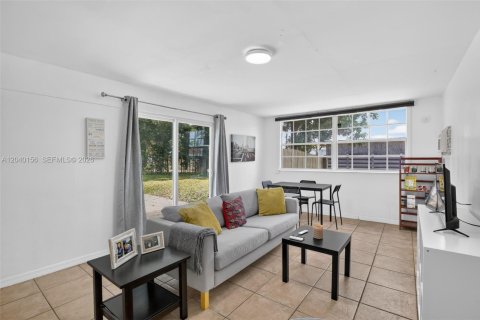 House in Hollywood, Florida 3 bedrooms, 146.69 sq.m. № 2087176 - photo 15