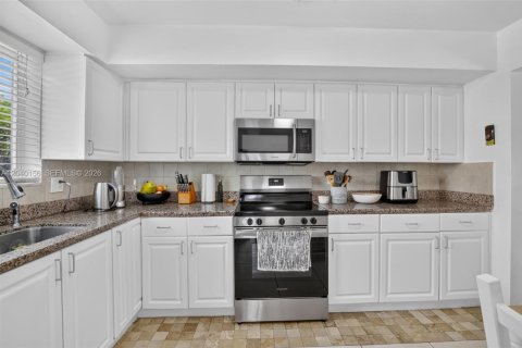 House in Hollywood, Florida 3 bedrooms, 146.69 sq.m. № 2087176 - photo 13