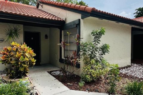 Villa ou maison à louer à Miami, Floride: 2 chambres, 65.96 m2 № 1927989 - photo 2