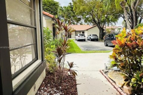 Villa ou maison à louer à Miami, Floride: 2 chambres, 65.96 m2 № 1927989 - photo 4