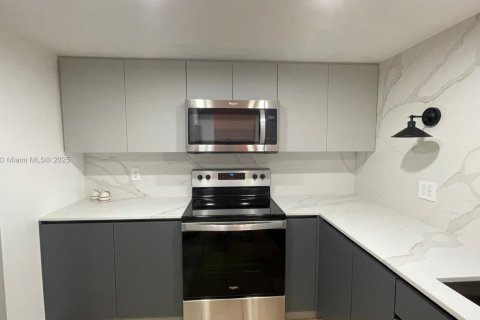 Villa ou maison à louer à Miami, Floride: 2 chambres, 65.96 m2 № 1927989 - photo 12