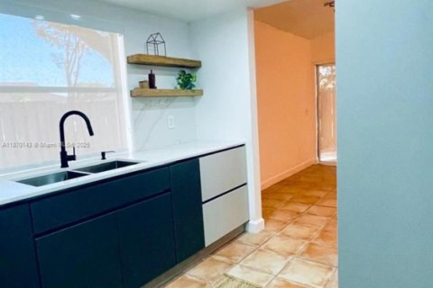 Villa ou maison à louer à Miami, Floride: 2 chambres, 65.96 m2 № 1927989 - photo 10