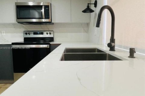 Villa ou maison à louer à Miami, Floride: 2 chambres, 65.96 m2 № 1927989 - photo 13