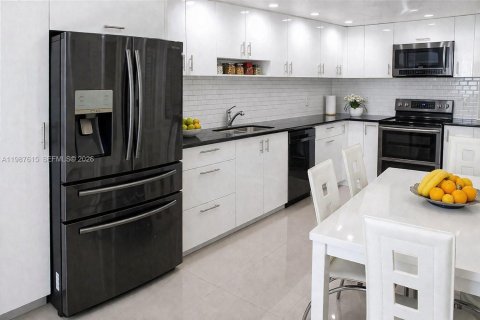 Купить кондоминиум в Майами, Флорида 1 спальня, 74.41м2, № 2048943 - фото 2