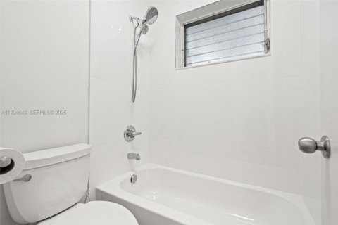 House in Miami, Florida 3 bedrooms, 154.4 sq.m. № 1987485 - photo 8