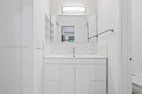 House in Miami, Florida 3 bedrooms, 154.4 sq.m. № 1987485 - photo 26