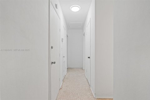 House in Miami, Florida 3 bedrooms, 154.4 sq.m. № 1987485 - photo 20