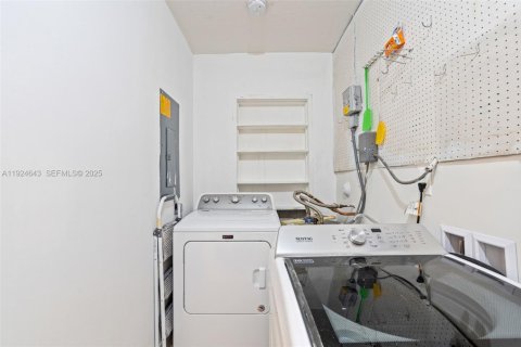 House in Miami, Florida 3 bedrooms, 154.4 sq.m. № 1987485 - photo 17