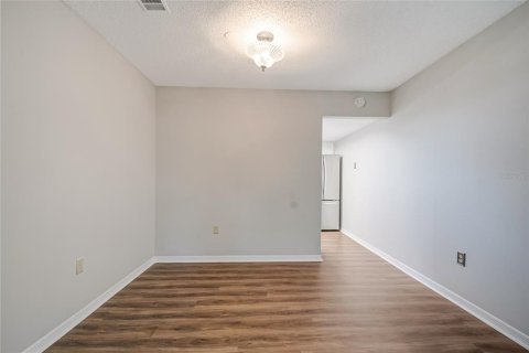 Condo in Leesburg, Florida, 2 bedrooms  № 2102304 - photo 12