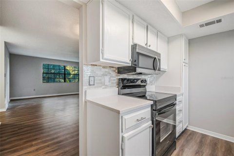 Condo in Leesburg, Florida, 2 bedrooms  № 2102304 - photo 13