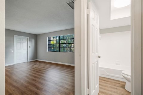 Condo in Leesburg, Florida, 2 bedrooms  № 2102304 - photo 19