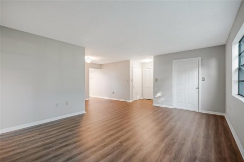 Condo in Leesburg, Florida, 2 bedrooms  № 2102304 - photo 8