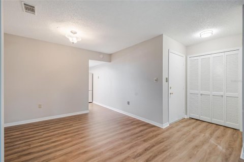 Condo in Leesburg, Florida, 2 bedrooms  № 2102304 - photo 9