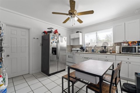 Immobilier commercial à louer à Miami, Floride: 1 chambre, 205.41 m2 № 1977519 - photo 2