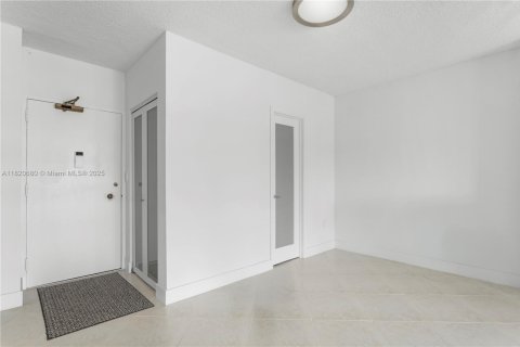 Condominio en venta en Hallandale Beach, Florida, 1 dormitorio, 74.14 m2 № 1783976 - foto 9