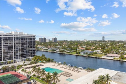 Condominio en venta en Hallandale Beach, Florida, 1 dormitorio, 74.14 m2 № 1783976 - foto 2