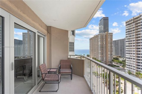 Condominio en venta en Hallandale Beach, Florida, 1 dormitorio, 74.14 m2 № 1783976 - foto 8