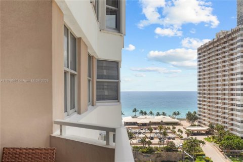 Condominio en venta en Hallandale Beach, Florida, 1 dormitorio, 74.14 m2 № 1783976 - foto 1