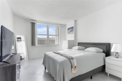 Condominio en venta en Hallandale Beach, Florida, 1 dormitorio, 74.14 m2 № 1783976 - foto 10