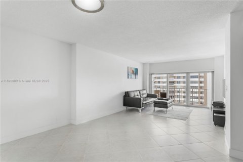 Condominio en venta en Hallandale Beach, Florida, 1 dormitorio, 74.14 m2 № 1783976 - foto 11