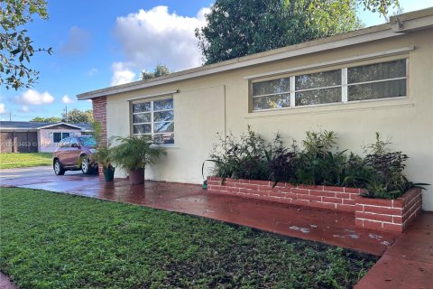 Casa en venta en Hollywood, Florida, 3 dormitorios, 165.37 m2 № 1954744 - foto 1