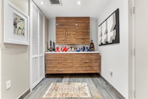 Condo in Bal Harbour, Florida, 1 bedroom  № 1868247 - photo 11