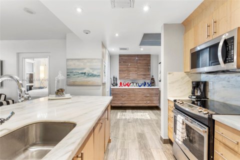 Condo in Bal Harbour, Florida, 1 bedroom  № 1868247 - photo 10