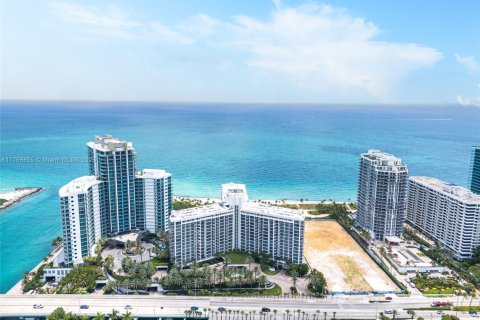 Condo in Bal Harbour, Florida, 1 bedroom  № 1868247 - photo 23