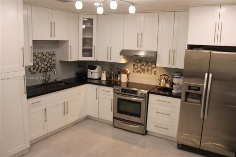 Townhouse in Miami, Florida 4 bedrooms, 163.14 sq.m. № 1686174 - photo 9