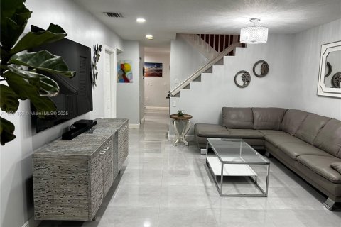 Townhouse in Miami, Florida 4 bedrooms, 163.14 sq.m. № 1686174 - photo 5