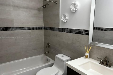 Townhouse in Miami, Florida 4 bedrooms, 163.14 sq.m. № 1686174 - photo 8