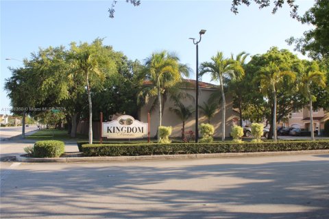 Townhouse in Miami, Florida 4 bedrooms, 163.14 sq.m. № 1686174 - photo 1