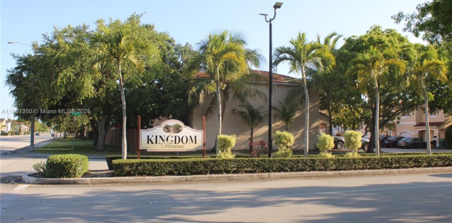 Townhouse in Miami, Florida 4 bedrooms, 163.14 sq.m. № 1686174