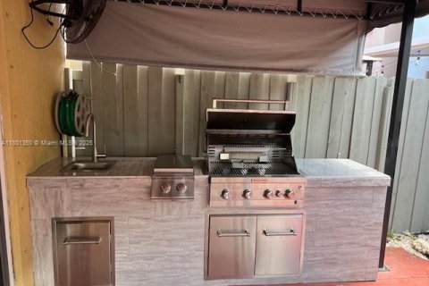 Townhouse in Miami, Florida 4 bedrooms, 163.14 sq.m. № 1686174 - photo 18